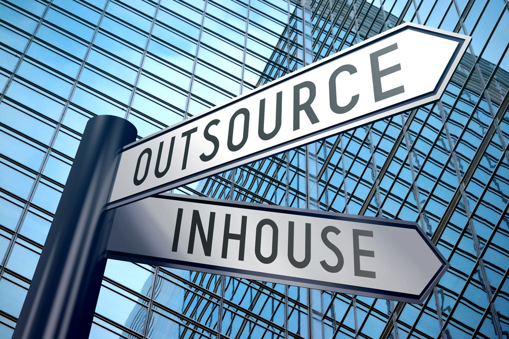 Wegwijzers met de teksten: Outsource en Inhouse